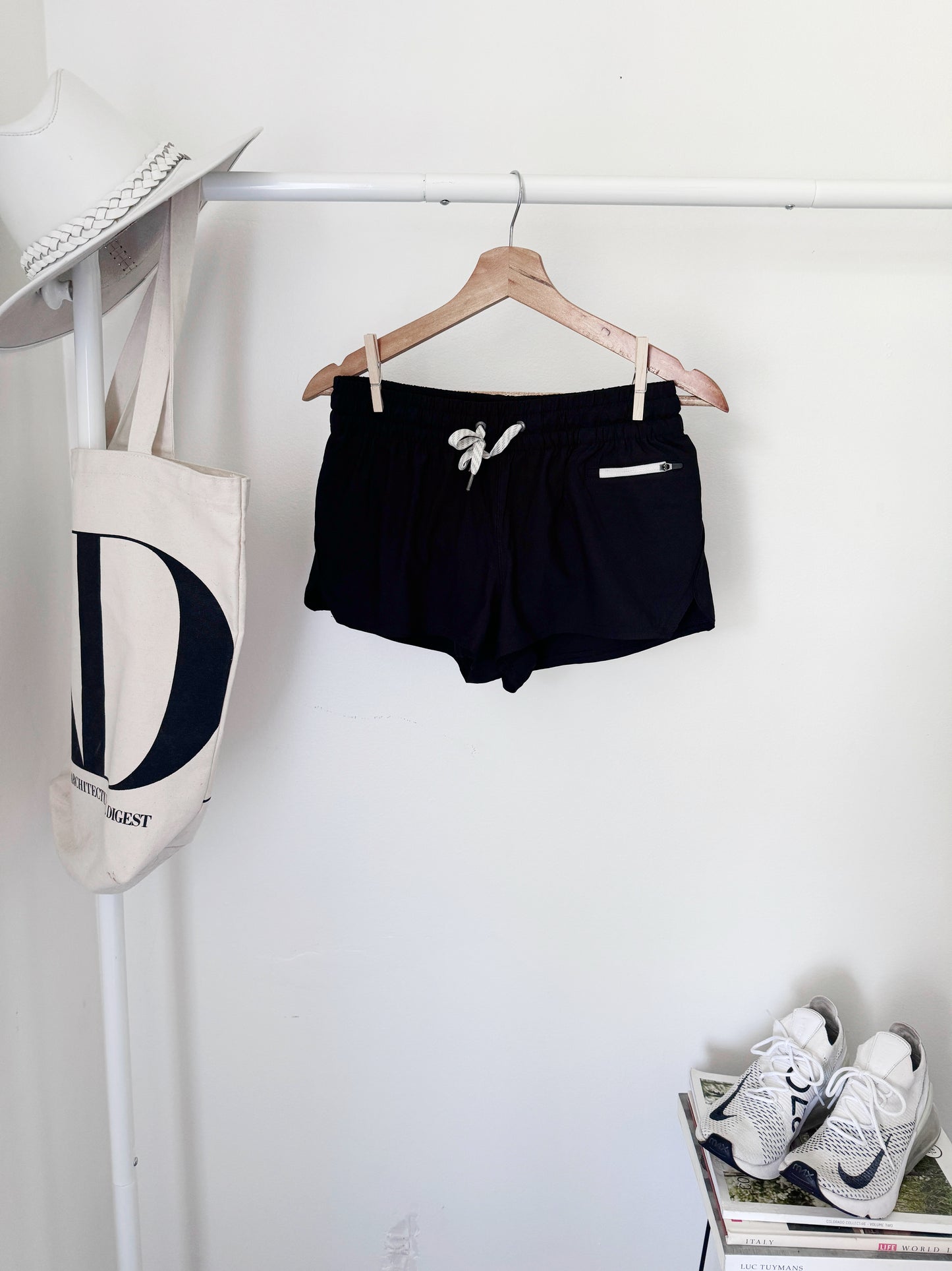 Vuori black athletic shorts size small